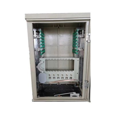 کابینت 96 هسته ای در فضای باز خیابانی، کابینت اتصال متقاطع نوری با قطب نصب شده است