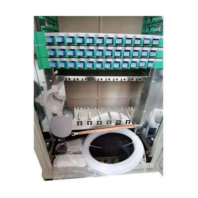 کابینت 96 هسته ای در فضای باز خیابانی، کابینت اتصال متقاطع نوری با قطب نصب شده است